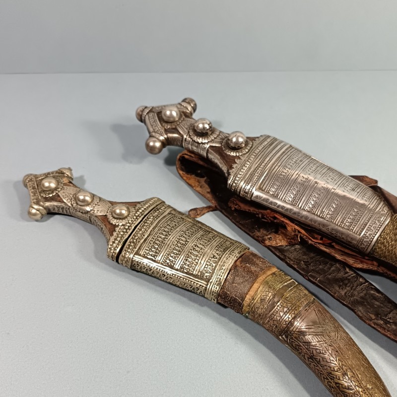 POIGNARD WAHABITE PENINSULE ARABIQUE ET AFRIQUE DE L'EST SABIKI WAHHABITE JAMBYIA DHARIA ENSEMBLE DE 2 POIGNARDS EN ARGENT